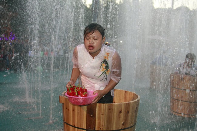 Nắng n&oacute;ng đỉnh điểm nhưng người d&acirc;n Trung Quốc vẫn rủ nhau đi thi ăn ớt - Ảnh 6.