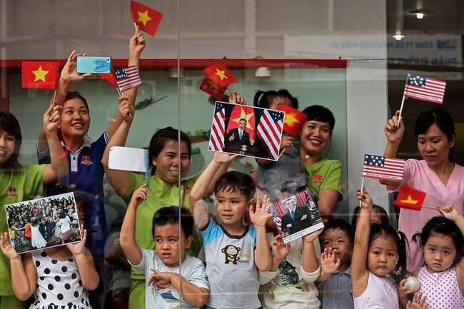 Ở Nhật, người d&acirc;n cũng xếp h&agrave;ng v&agrave; h&aacute;o hức đ&oacute;n chờ Tổng thống Obama - Ảnh 10.