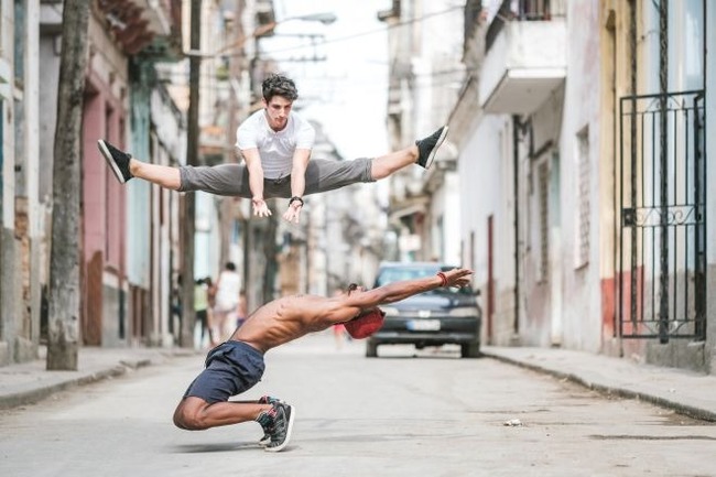 Chùm ảnh đẹp mê hồn về những nghệ sĩ múa ballet trên đường phố Cuba - Ảnh 7.