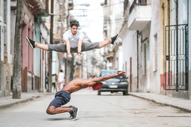 Ch&ugrave;m ảnh đẹp m&ecirc; hồn về những nghệ sĩ m&uacute;a ballet tr&ecirc;n đường phố Cuba - Ảnh 7.