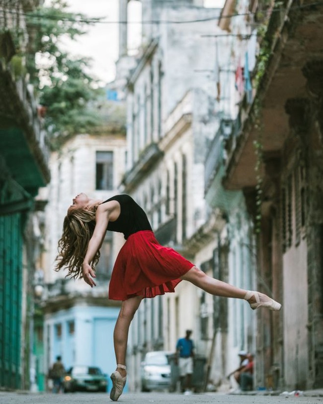 Chùm ảnh đẹp mê hồn về những nghệ sĩ múa ballet trên đường phố Cuba - Ảnh 3.