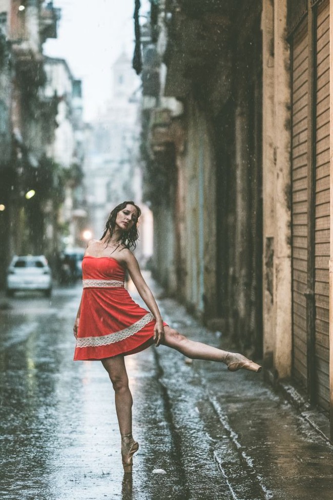 Ch&ugrave;m ảnh đẹp m&ecirc; hồn về những nghệ sĩ m&uacute;a ballet tr&ecirc;n đường phố Cuba - Ảnh 6.