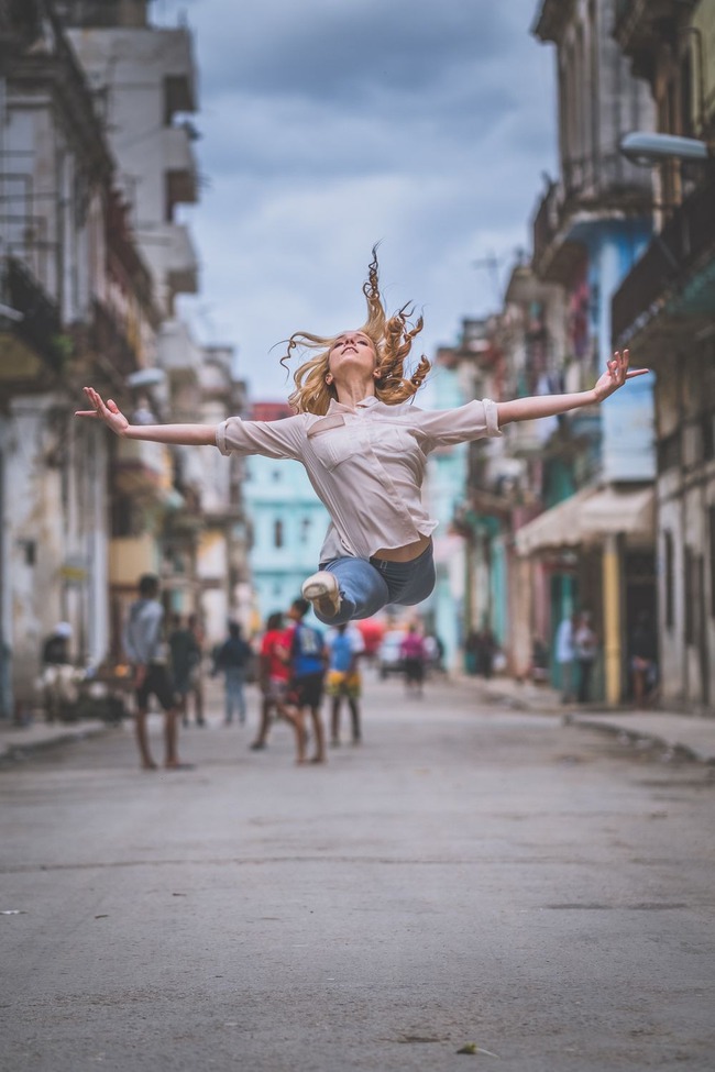 Chùm ảnh đẹp mê hồn về những nghệ sĩ múa ballet trên đường phố Cuba - Ảnh 1.