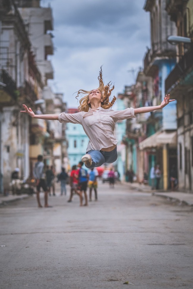 Ch&ugrave;m ảnh đẹp m&ecirc; hồn về những nghệ sĩ m&uacute;a ballet tr&ecirc;n đường phố Cuba - Ảnh 1.