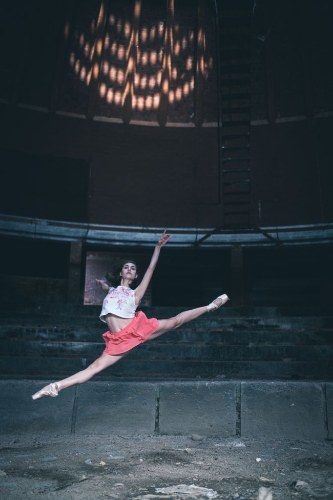 Ch&ugrave;m ảnh đẹp m&ecirc; hồn về những nghệ sĩ m&uacute;a ballet tr&ecirc;n đường phố Cuba - Ảnh 4.