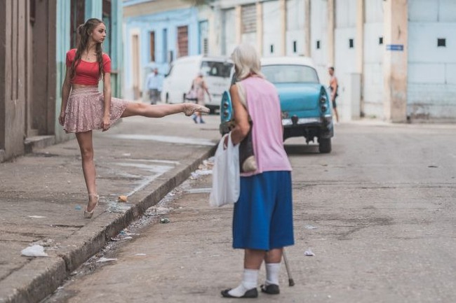 Ch&ugrave;m ảnh đẹp m&ecirc; hồn về những nghệ sĩ m&uacute;a ballet tr&ecirc;n đường phố Cuba - Ảnh 5.