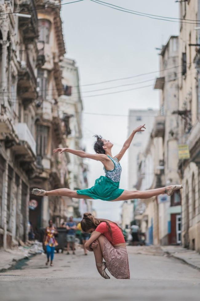 Chùm ảnh đẹp mê hồn về những nghệ sĩ múa ballet trên đường phố Cuba - Ảnh 2.