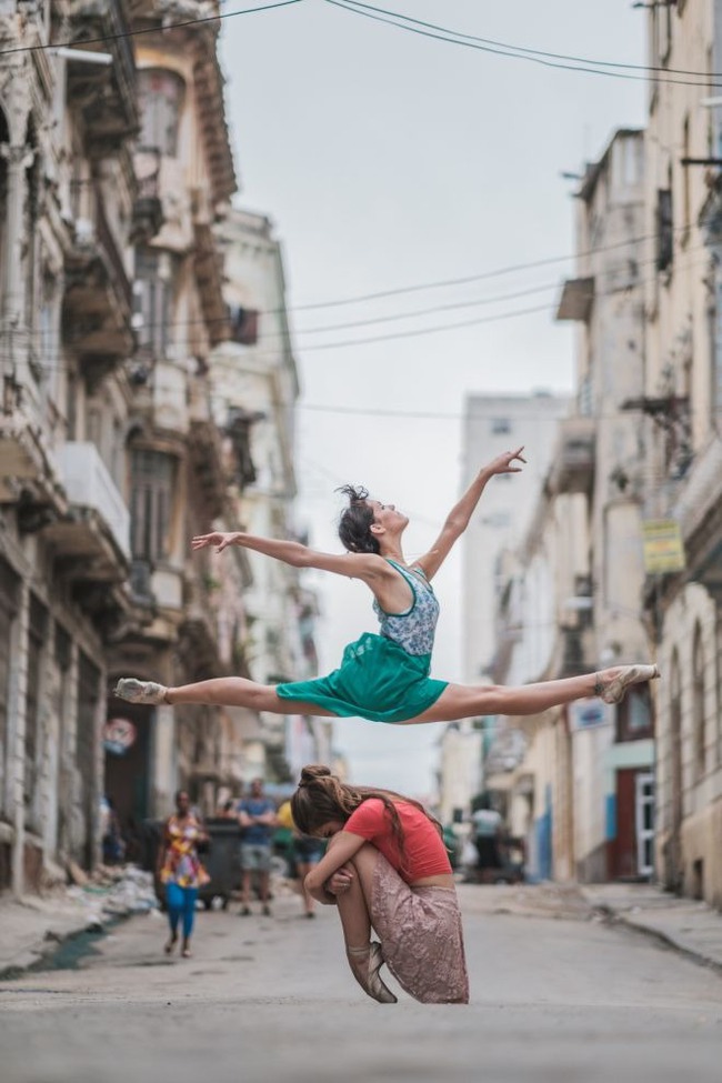 Ch&ugrave;m ảnh đẹp m&ecirc; hồn về những nghệ sĩ m&uacute;a ballet tr&ecirc;n đường phố Cuba - Ảnh 2.