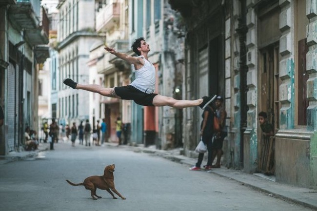 Chùm ảnh đẹp mê hồn về những nghệ sĩ múa ballet trên đường phố Cuba - Ảnh 8.