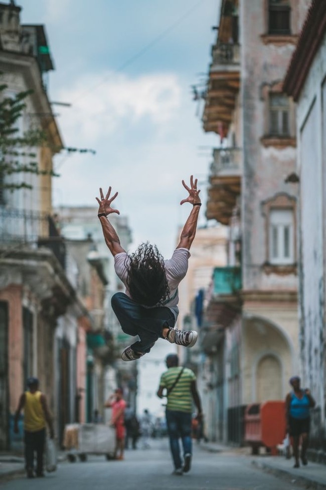 Chùm ảnh đẹp mê hồn về những nghệ sĩ múa ballet trên đường phố Cuba - Ảnh 9.