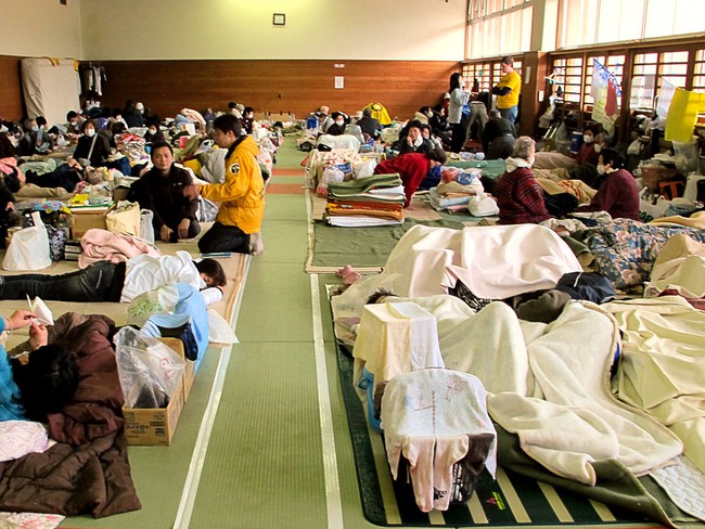 Sau mỗi thảm họa, người gi&agrave;, sinh vi&ecirc;n, kỹ sư Nhật..., đều kho&aacute;c l&ecirc;n m&igrave;nh tấm &aacute;o t&igrave;nh nguyện vi&ecirc;n - Ảnh 2.