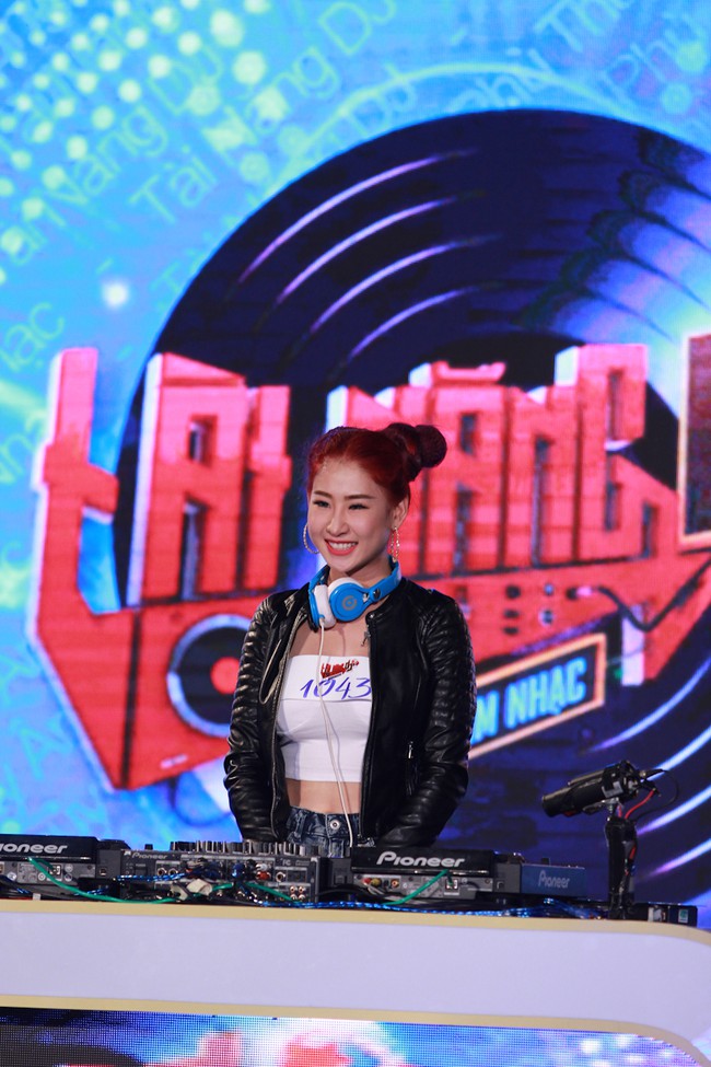 Đi thi DJ m&agrave; kh&ocirc;ng chơi nhạc, chỉ lo... h&aacute;t karaoke, diễn h&agrave;i, nhảy sexy! - Ảnh 11.