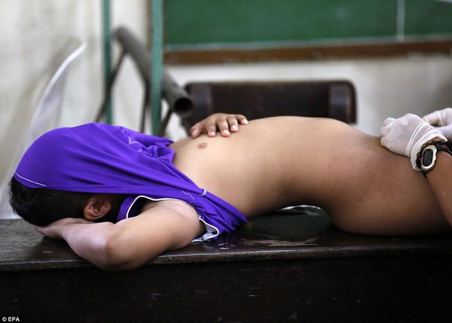 Chùm ảnh: 300 cậu bé đau đớn trong nghi thức cắt bao quy đầu tại Philippines - Ảnh 10.