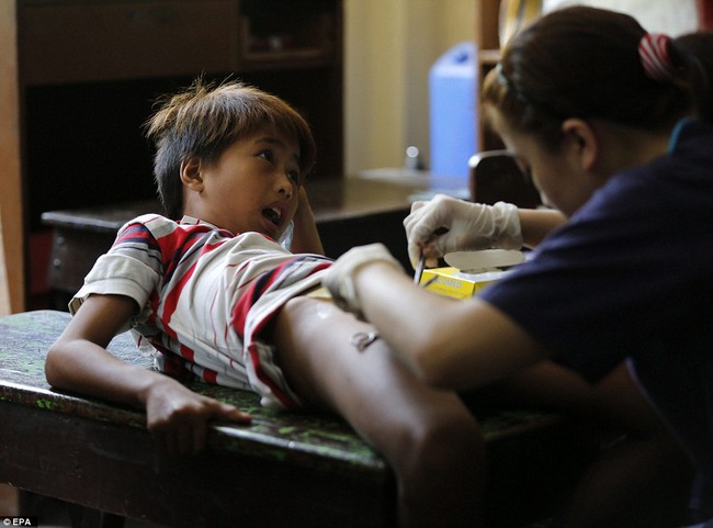 Chùm ảnh: 300 cậu bé đau đớn trong nghi thức cắt bao quy đầu tại Philippines - Ảnh 11.