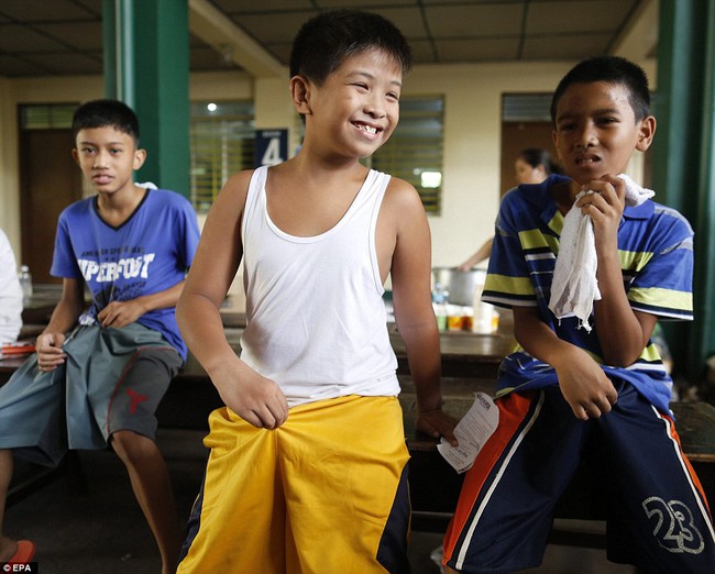 Chùm ảnh: 300 cậu bé đau đớn trong nghi thức cắt bao quy đầu tại Philippines - Ảnh 13.