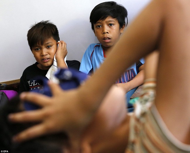 Chùm ảnh: 300 cậu bé đau đớn trong nghi thức cắt bao quy đầu tại Philippines - Ảnh 2.