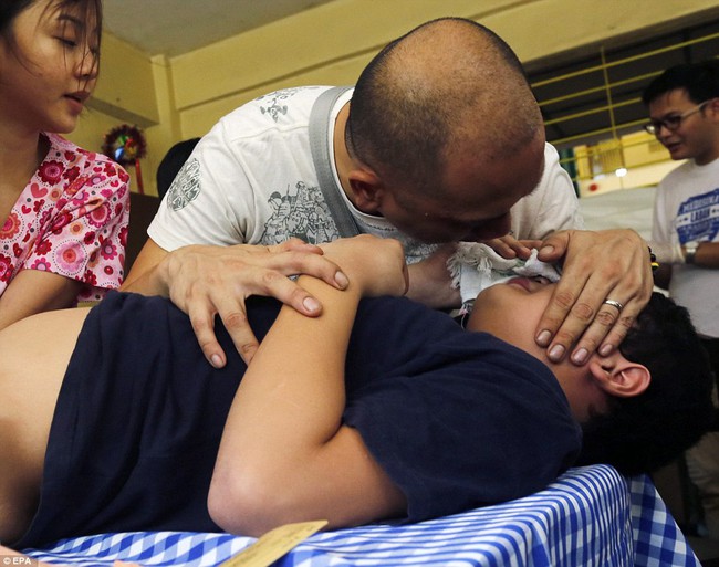 Chùm ảnh: 300 cậu bé đau đớn trong nghi thức cắt bao quy đầu tại Philippines - Ảnh 3.