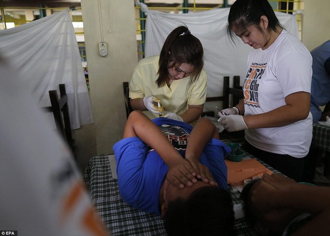 Chùm ảnh: 300 cậu bé đau đớn trong nghi thức cắt bao quy đầu tại Philippines - Ảnh 5.