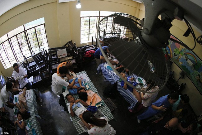 Chùm ảnh: 300 cậu bé đau đớn trong nghi thức cắt bao quy đầu tại Philippines - Ảnh 6.