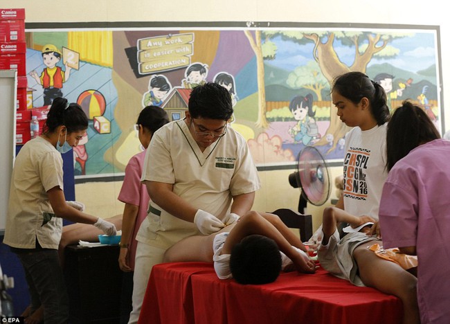 Chùm ảnh: 300 cậu bé đau đớn trong nghi thức cắt bao quy đầu tại Philippines - Ảnh 7.