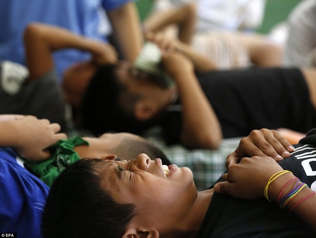 Chùm ảnh: 300 cậu bé đau đớn trong nghi thức cắt bao quy đầu tại Philippines - Ảnh 8.