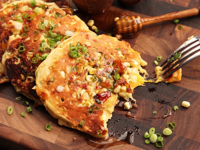 Công thức bánh pancake nhân... bắp xào lại ngậy mùi phô mai đầy mê mẩn - Ảnh 8.