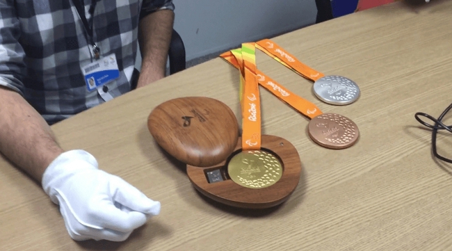 Lý do cảm động đằng sau kiểu ăn mừng lắc lắc huy chương của các VĐV khuyết tật ở Paralympic 2016 - Ảnh 4.