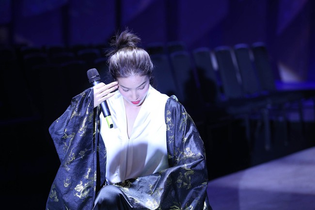 Phạm Hương mồ hôi nhễ nhại diễn tập trên sân khấu Elle Fashion Show 2016 - Ảnh 4.
