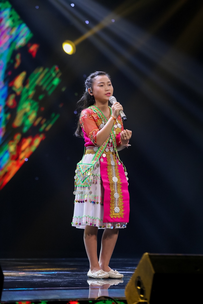 The Voice Kids: Noo Phước Thịnh hờn dỗi vì Đông Nhi giành được cậu bé vắt hai chân lên đầu - Ảnh 13.