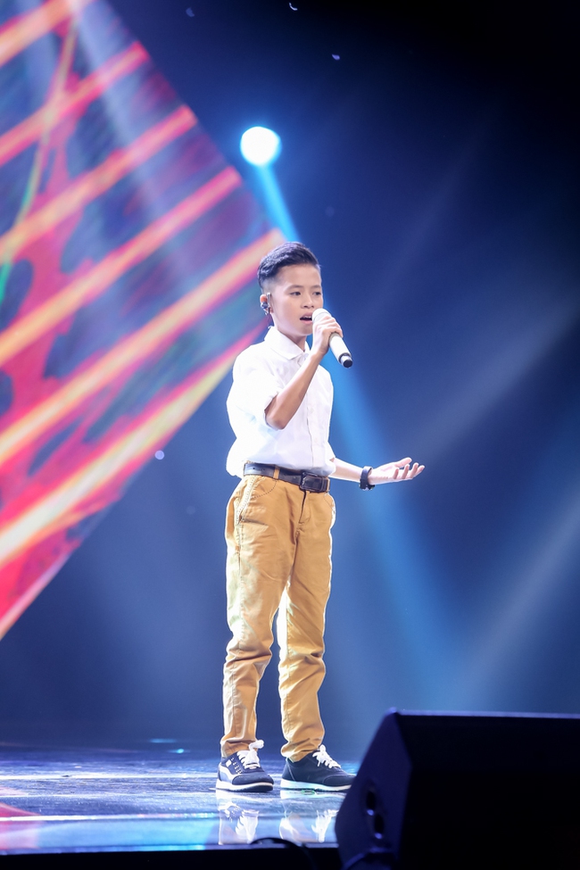 The Voice Kids: Noo Phước Thịnh hờn dỗi vì Đông Nhi giành được cậu bé vắt hai chân lên đầu - Ảnh 24.