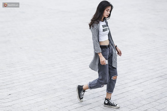 Street style 2 miền: H&agrave; Nội to&agrave;n đen trắng đối lập S&agrave;i G&ograve;n rực rỡ sắc m&agrave;u - Ảnh 1.