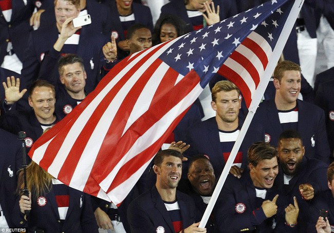 Lễ khai mạc Olympic 2016 đầy màu sắc, nhưng trống vắng trên khán đài và bạo loạn ngoài sân Maracana - Ảnh 12.