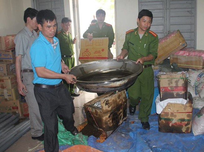 Thu giữ quẩy ngậm h&oacute;a chất sắp chui bụng d&acirc;n - Ảnh 1.