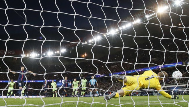 ​Ibrahimovic s&uacute;t hỏng penalty, PSG bị M.C cầm ch&acirc;n - Ảnh 1.