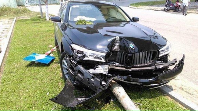 Khách lái thử, xe BMW hơn 4,4 tỷ đồng nát đầu - Ảnh 1.