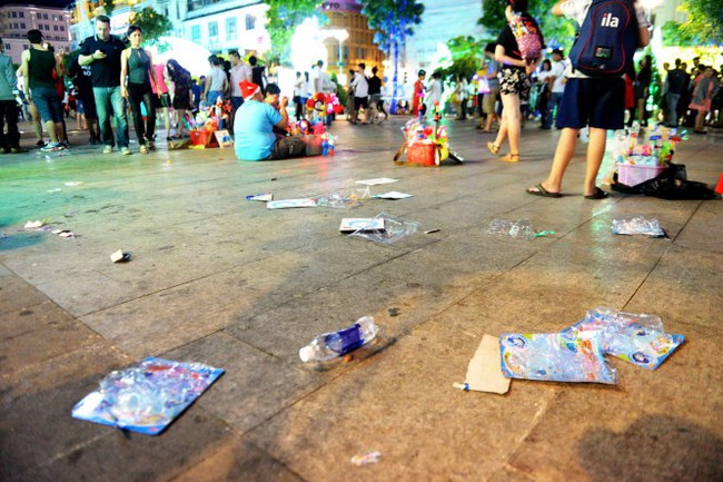 Cấm ăn uống ở phố đi bộ Nguyễn Huệ: còn băn khoăn - Ảnh 1.