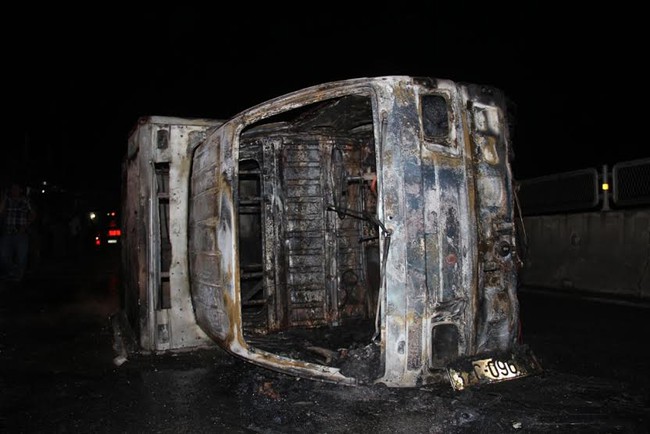 ‎Phá cửa xe tải bốc cháy đưa người đi cấp cứu trong đêm - Ảnh 1.