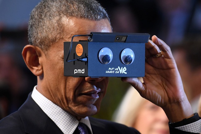 Tổng thống Obama trông cũng khá... dễ thương khi đeo kính thực tế ảo - Ảnh 3.