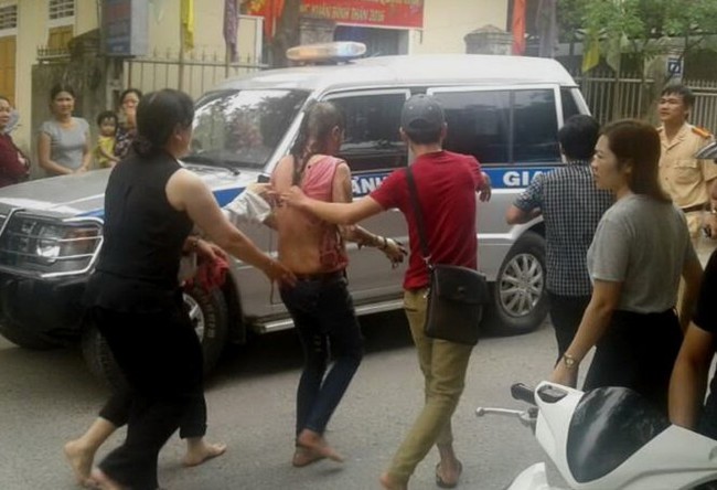 ​Một phụ nữ bị đổ xăng đốt trong qu&aacute;n c&agrave; ph&ecirc; - Ảnh 1.