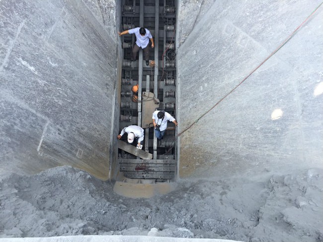 Bị cuốn v&agrave;o băng chuyền vận chuyển đ&aacute;, nam c&ocirc;ng nh&acirc;n chết thảm - Ảnh 1.