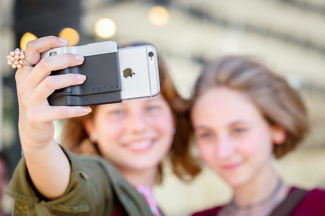 Biến iPhone thành máy ảnh cơ với tay cầm đa năng cho dân chụp hình - Ảnh 5.