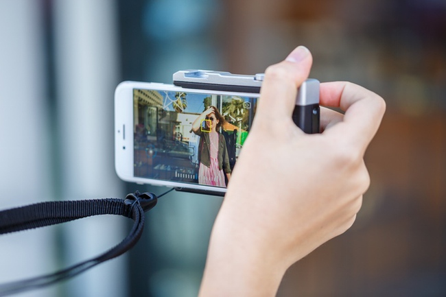 Biến iPhone th&agrave;nh m&aacute;y ảnh cơ với tay cầm đa năng cho d&acirc;n chụp h&igrave;nh - Ảnh 7.