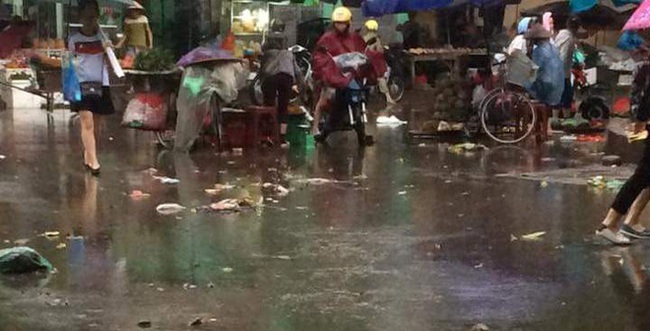 Người d&acirc;n kh&oacute;c lớn khi thấy thi thể ch&aacute;u b&eacute; nằm giữa trời mưa - Ảnh 1.