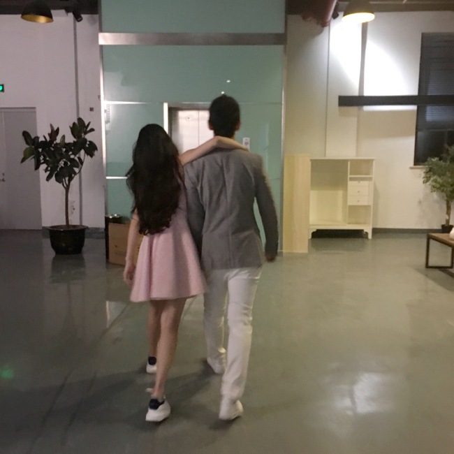 Thay v&igrave; ăn mừng xa xỉ, Angela Baby - Huỳnh Hiểu Minh kỷ niệm một năm kết h&ocirc;n đơn giản thế n&agrave;y đ&acirc;y - Ảnh 5.