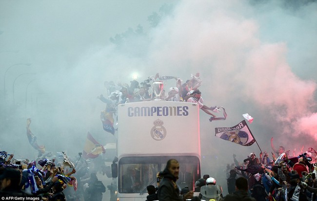 Ch&ugrave;m ảnh m&agrave;n rước C&uacute;p Champions League si&ecirc;u ho&agrave;nh tr&aacute;ng của d&agrave;n sao Real Madrid - Ảnh 2.