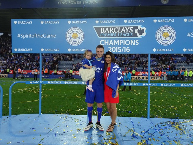 Th&agrave;nh vi&ecirc;n của nh&oacute;m One Direction đến ch&uacute;c ph&uacute;c cho Jamie Vardy - Ảnh 3.