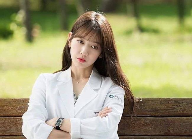 Park Shin Hye cực xinh tươi trong phục trang y sĩ - Ảnh 1.