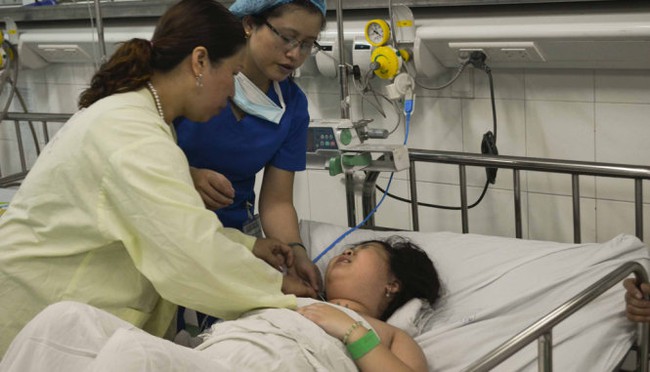 Bố lao v&agrave;o d&ograve;ng nước cứu được con rồi mất t&iacute;ch - Ảnh 1.