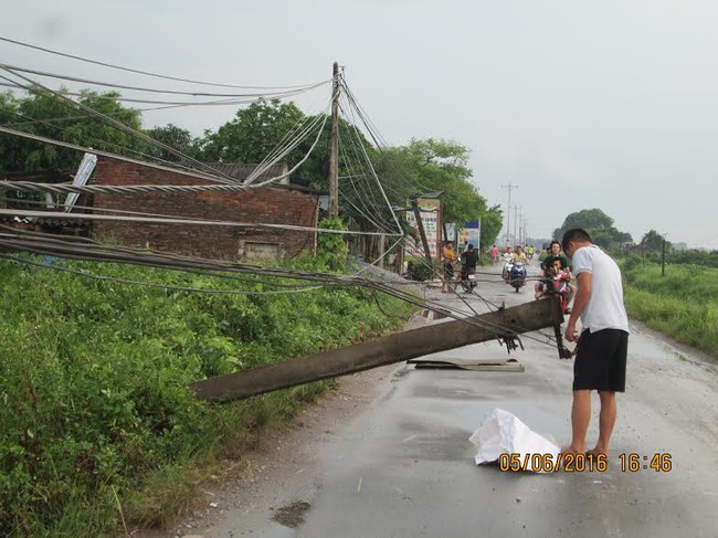 Mưa lớn “quá sức tưởng tượng” làm tốc mái nhà, đổ cây tại Hà Nội - Ảnh 1.