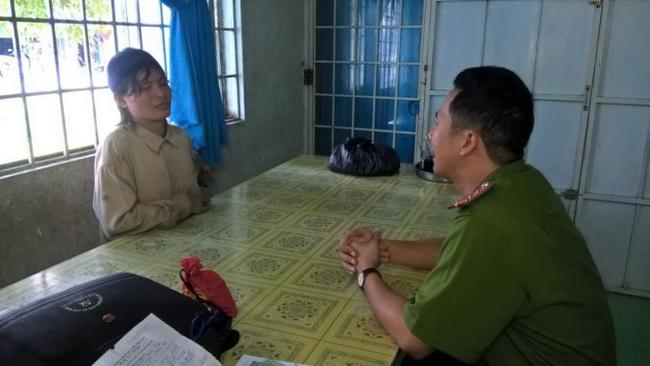 Một c&ocirc;ng an vi&ecirc;n bị đốt khi đang ngủ - Ảnh 1.